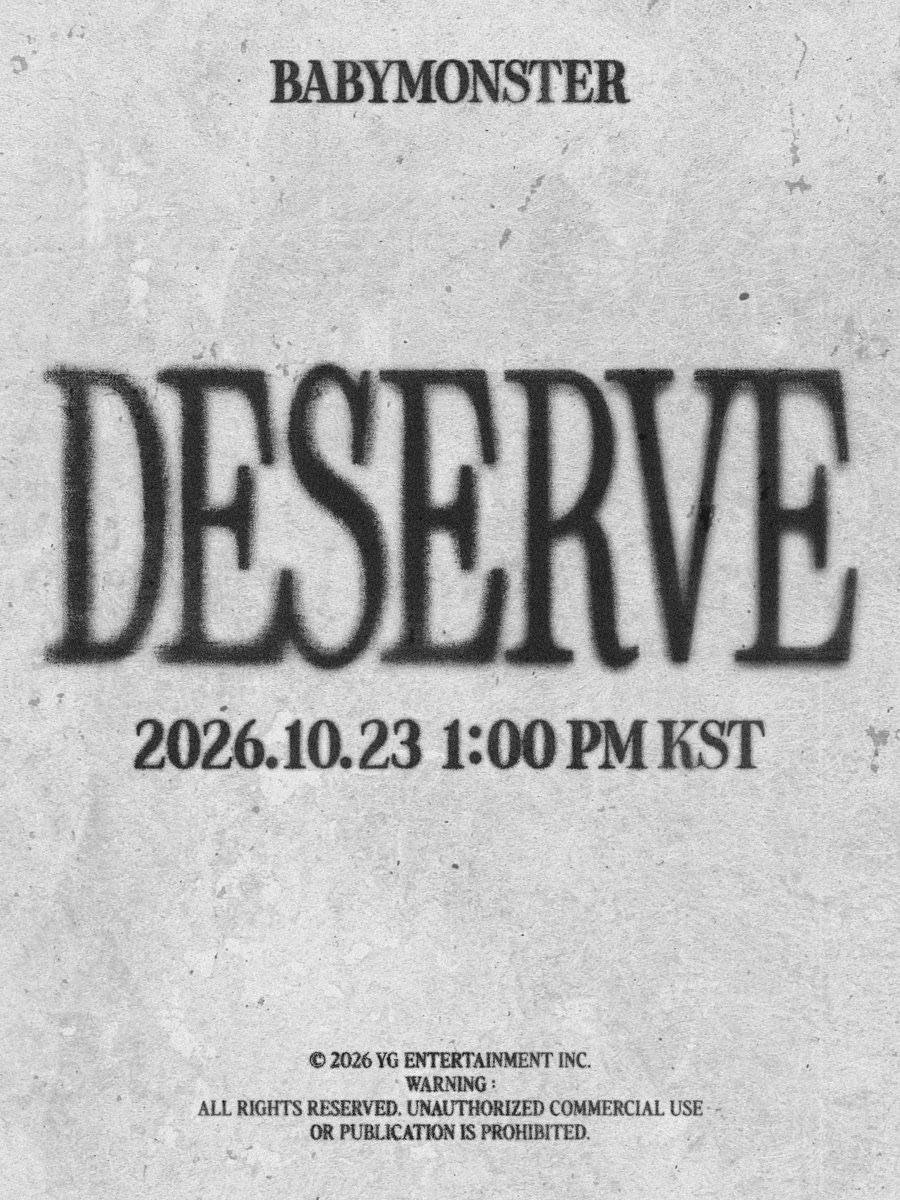 Afiche oficial de «DESERVE»: el nombre BABYMONSTER arriba y el título DESERVE en letras negras desgastadas sobre un fondo gris con textura de papel, con la fecha 2026.10.23 1:00 PM KST