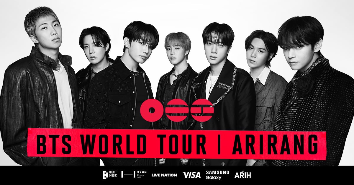 Afiche oficial del BTS World Tour ARIRANG con RM, j-hope, Jung Kook, Jimin, Jin, SUGA y V en blanco y negro sobre una franja roja con el nombre de la gira