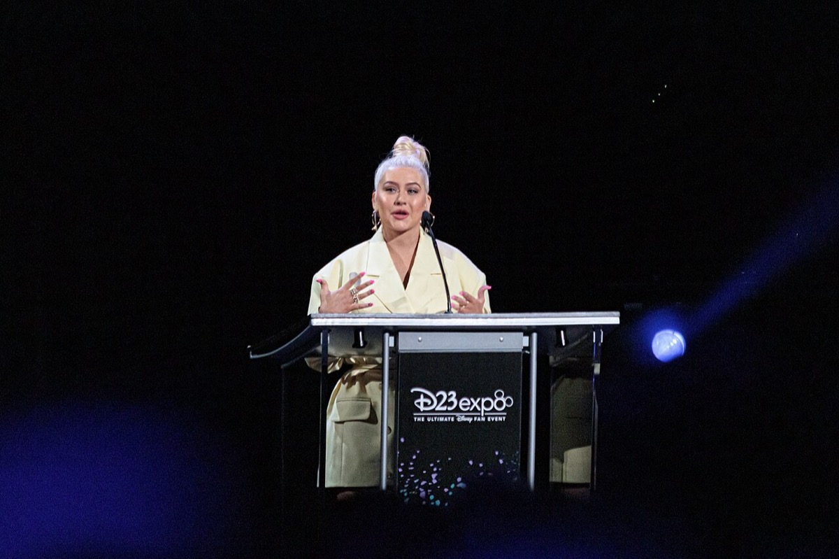 Christina Aguilera habla en un atril en la ceremonia de los Disney Legends de la D23 Expo, en agosto de 2019 (foto de archivo: nagi usano, CC BY-SA 2.0, vía Wikimedia Commons)