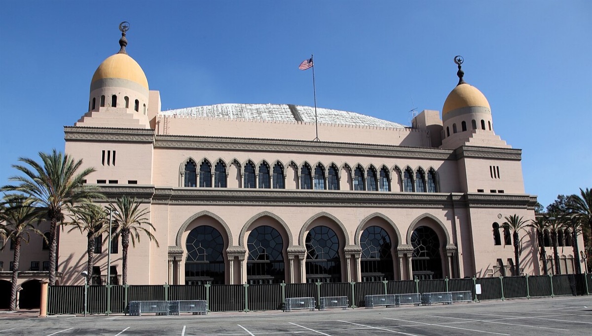 Fachada del Shrine Auditorium de Los Ángeles, sede del Super Graphic Spectacular (foto: Bruce Boehner, CC BY-SA 3.0, vía Wikimedia Commons)