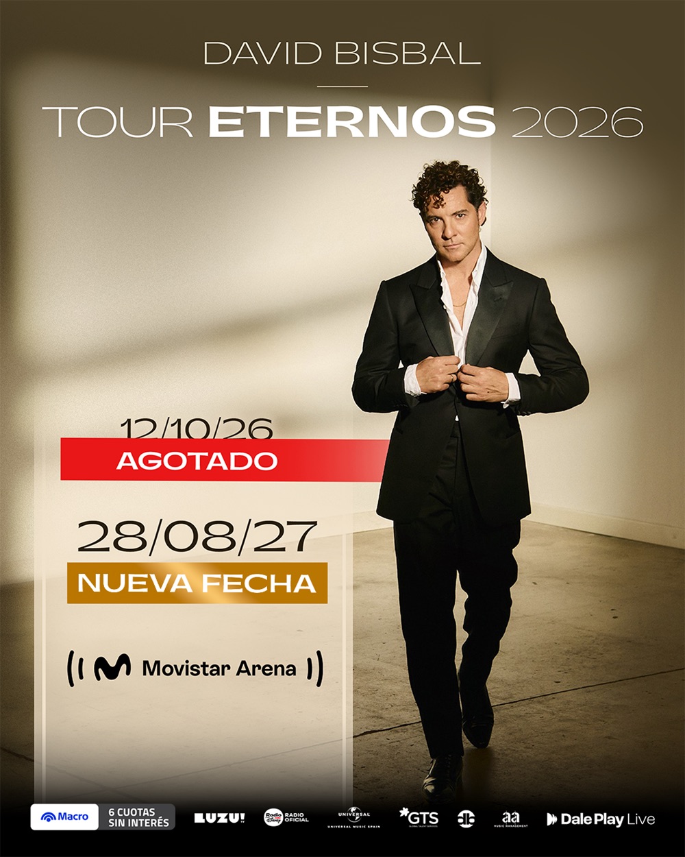 Afiche oficial del Tour Eternos 2026 de David Bisbal: el cantante camina de traje negro y camisa blanca abierta en una sala con luz cálida, junto a las fechas 12/10/26 con un cartel rojo de 