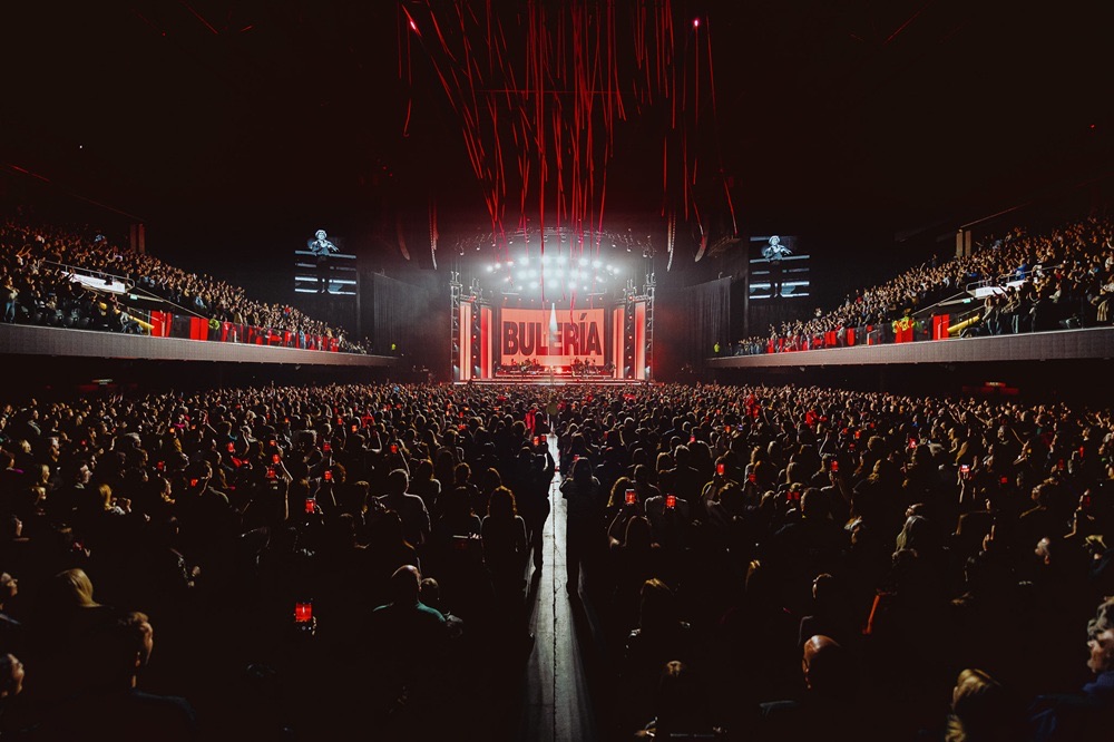 Foto de prensa oficial del Movistar Arena durante el show de David Bisbal: vista desde el fondo del campo, con el estadio lleno, la palabra 