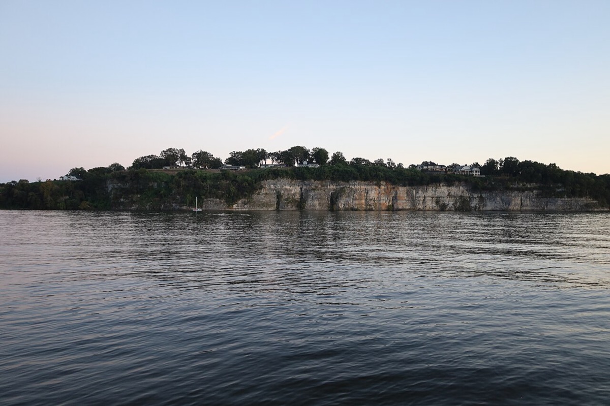El río Tennessee a su paso por Florence, Alabama, la ciudad donde se hace ShoalsFest, con acantilados de roca y árboles en la orilla. Foto: Antony-22, CC BY-SA 4.0, vía Wikimedia Commons