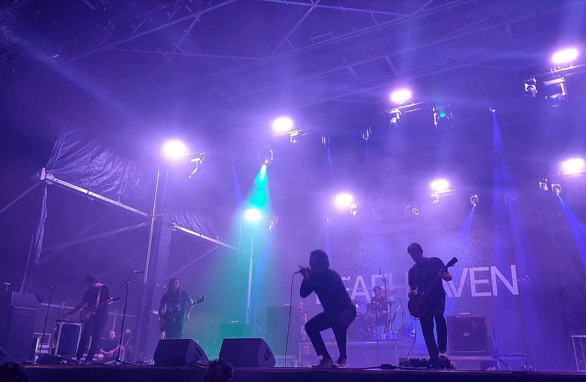 Deafheaven en vivo en el festival Aftershock de 2023, bajo luces violetas (foto de archivo: Wünderbrot, CC BY-SA 4.0, vía Wikimedia Commons)