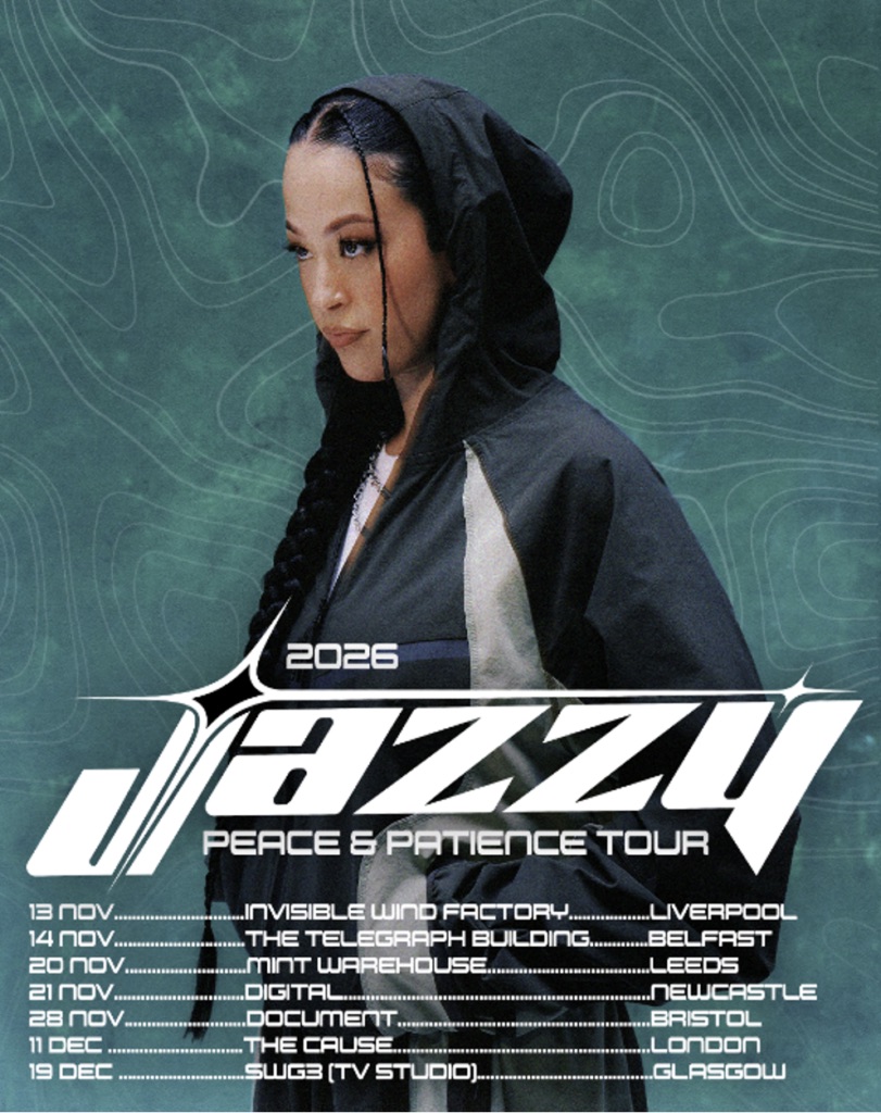 Afiche oficial del Peace & Patience Tour 2026 de Jazzy: la artista con capucha negra y trenzas sobre un fondo verde con líneas topográficas, y la lista de fechas en Liverpool, Belfast, Leeds, Newcastle, Bristol, Londres y Glasgow