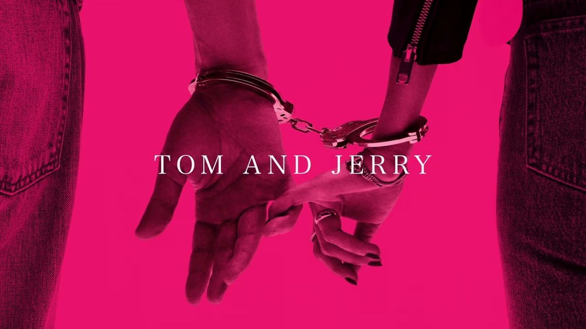 Arte oficial de «Tom and Jerry», de John Mayer: dos manos esposadas, una con campera de cuero y la otra con anillos, sobre un fondo fucsia, con el título en letras blancas
