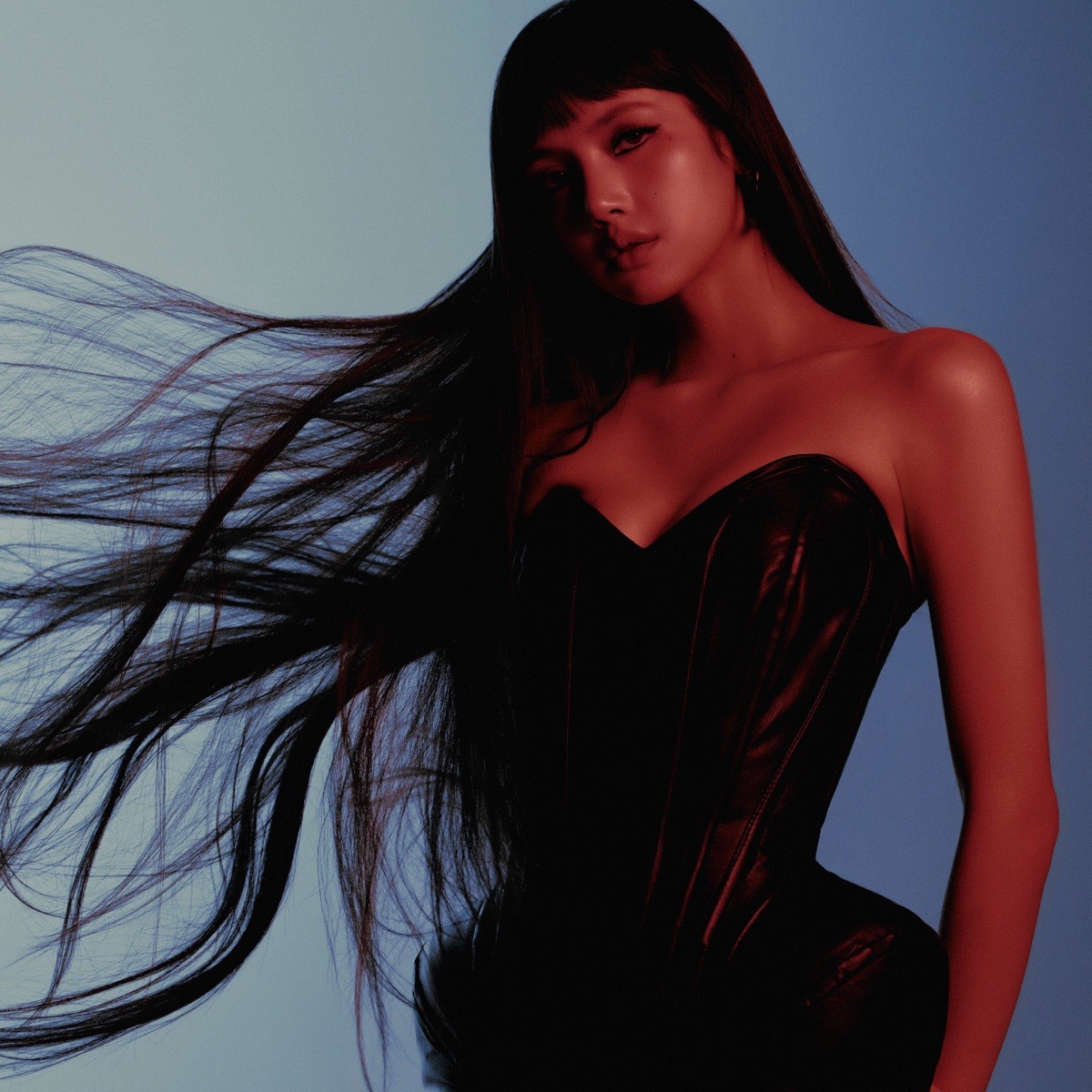 Portada de PRESS PLAY de LISA: ella con un vestido strapless oscuro, el pelo larguísimo volando hacia un costado, sobre un fondo celeste y azul