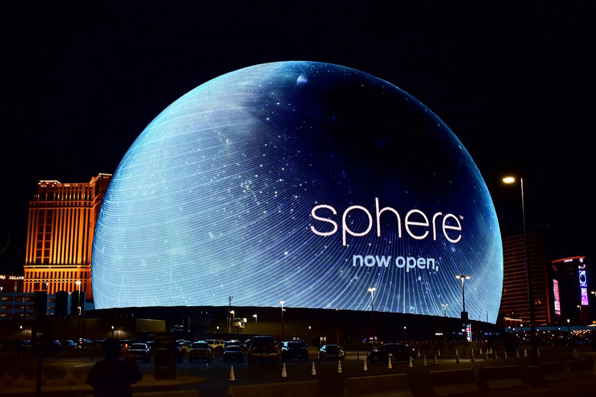 El Sphere de Las Vegas de noche, con su superficie iluminada de azul como un planeta y la palabra