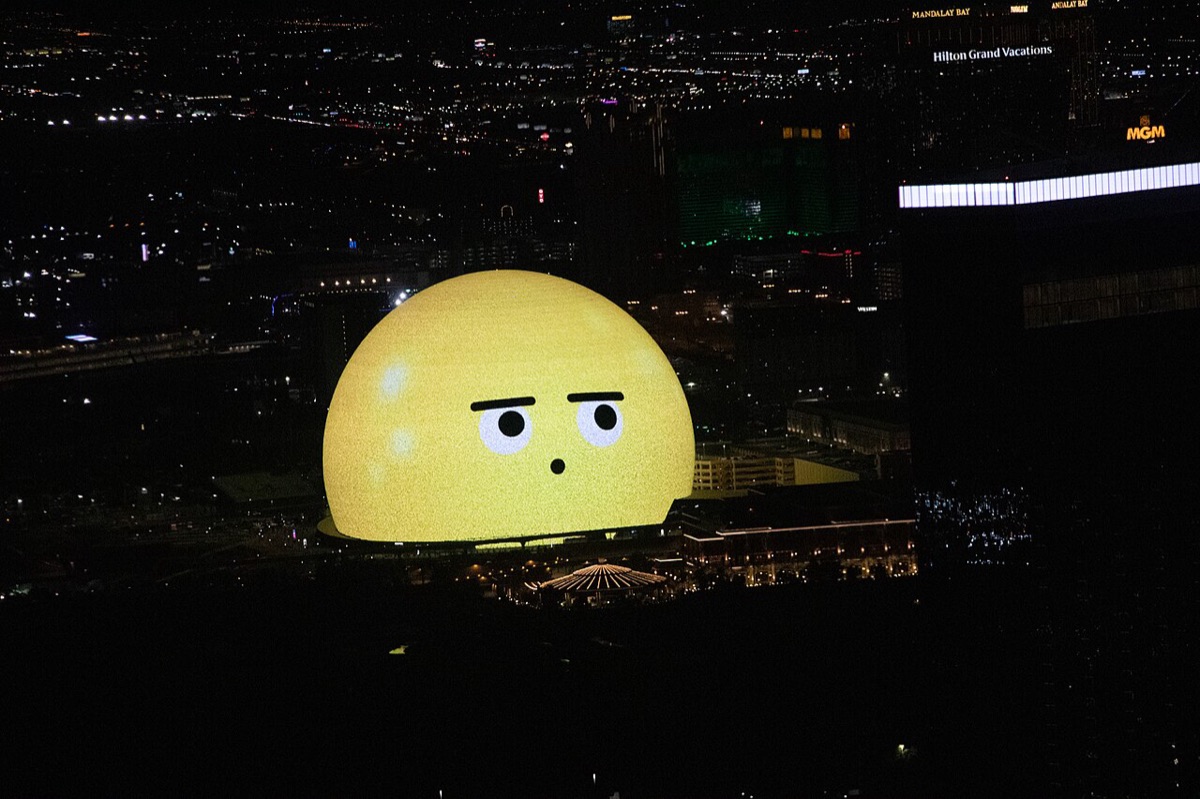 Vista nocturna desde las alturas del Sphere de Las Vegas iluminado de amarillo, rodeado por las luces de la ciudad y los hoteles del Strip. Foto: Nigel Hoult, Wikimedia Commons, CC BY 2.0