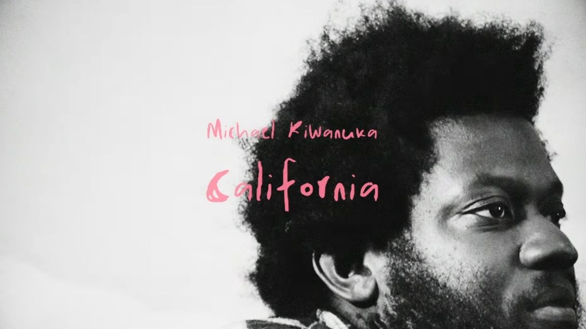Arte del lyric video de «California»: retrato en blanco y negro de Michael Kiwanuka de perfil, con el pelo afro, y su nombre y el título de la canción escritos a mano en rosa