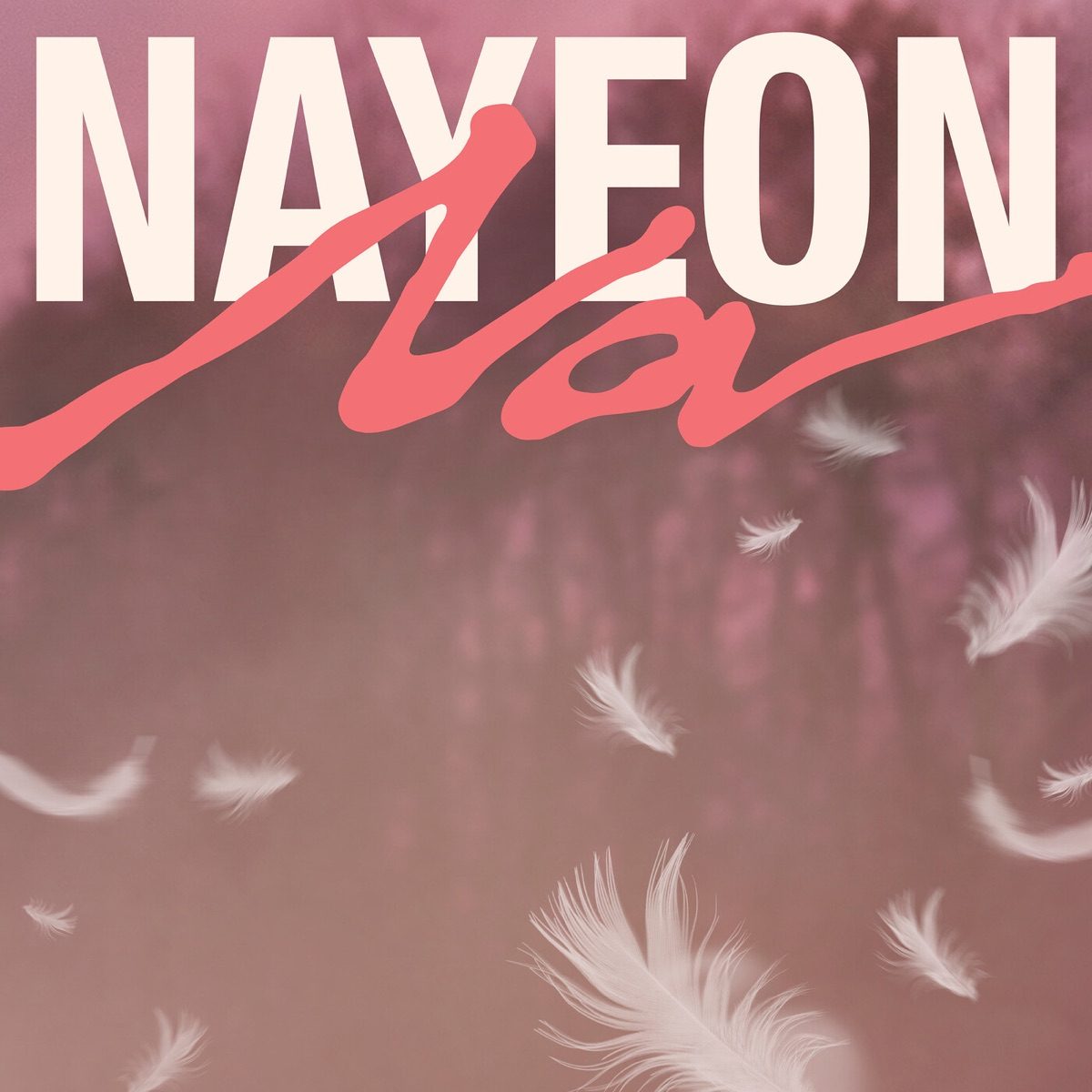 Portada oficial de «NA», el segundo mini álbum de Nayeon: su nombre en letras blancas grandes, cruzado por la palabra Na en trazo rosa, sobre un fondo rosado con plumas blancas