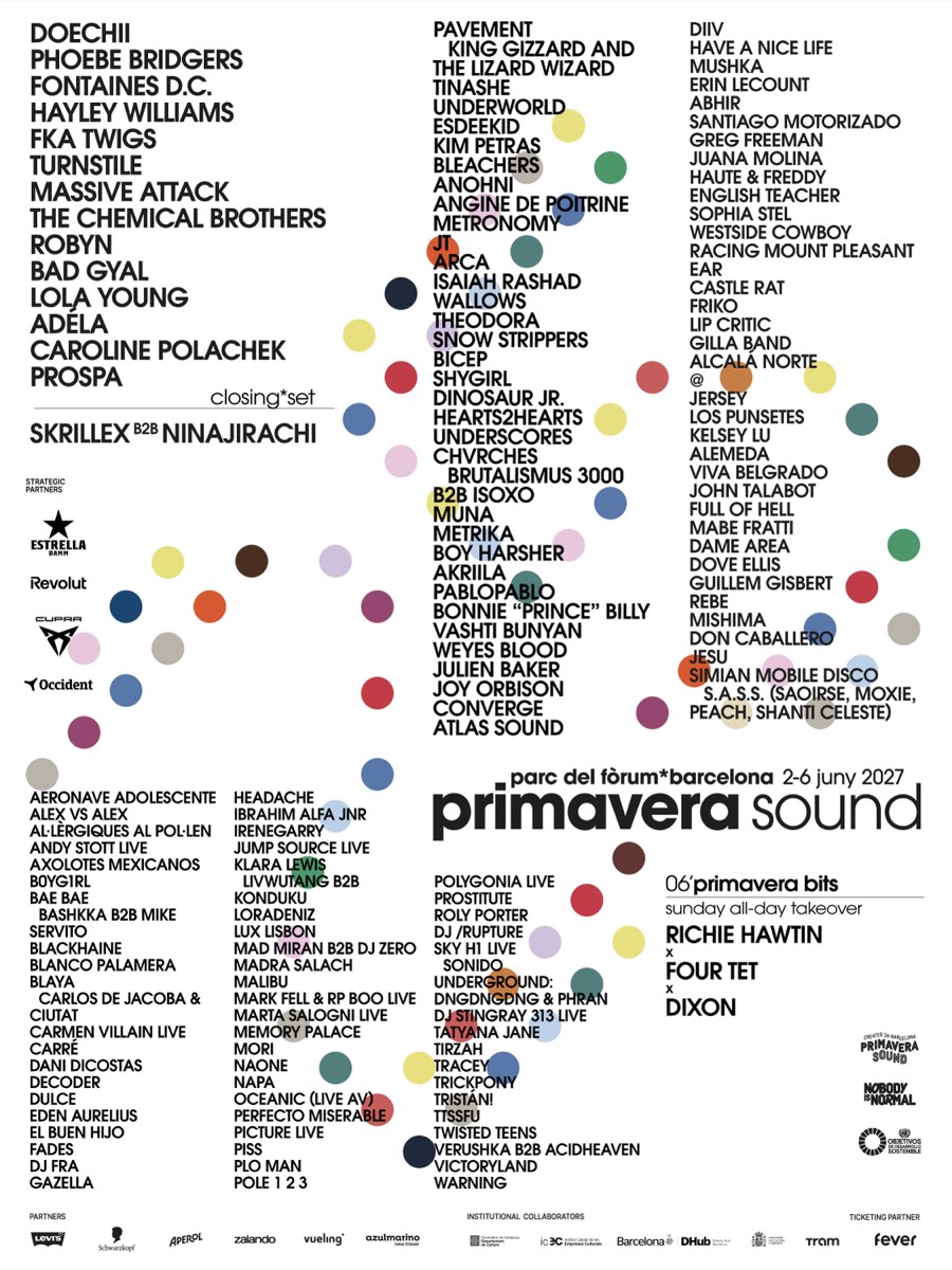 Afiche oficial del cartel de Primavera Sound Barcelona 2027, del 2 al 6 de junio en el Parc del Fòrum: los nombres en letras negras sobre fondo blanco con círculos de colores, con Doechii, Phoebe Bridgers y Fontaines D.C. en la primera línea