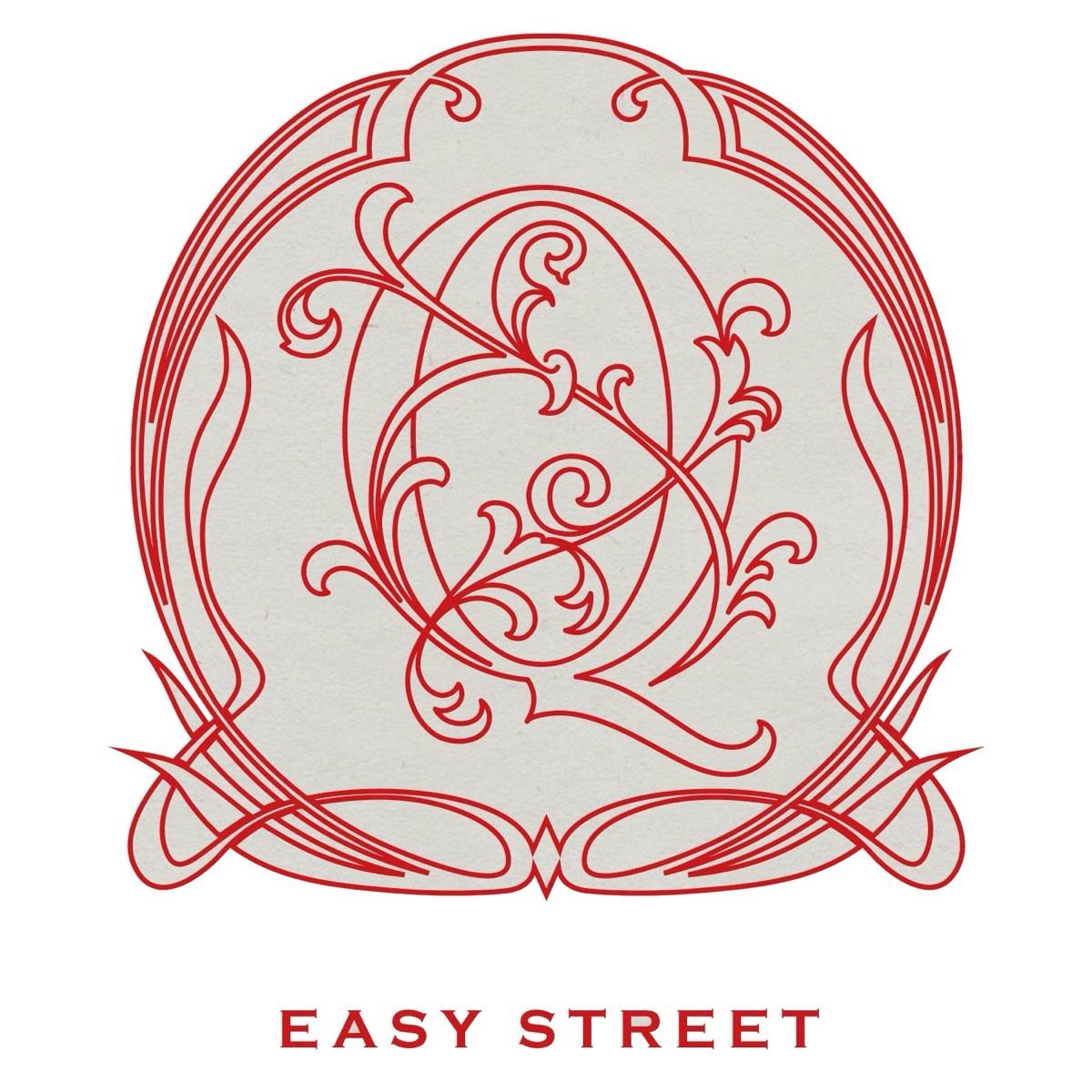 Arte oficial del single «Easy Street»: la Q de Queens of the Stone Age dibujada con filetes rojos y ornamentados sobre fondo gris claro, con el título Easy Street en letras rojas abajo