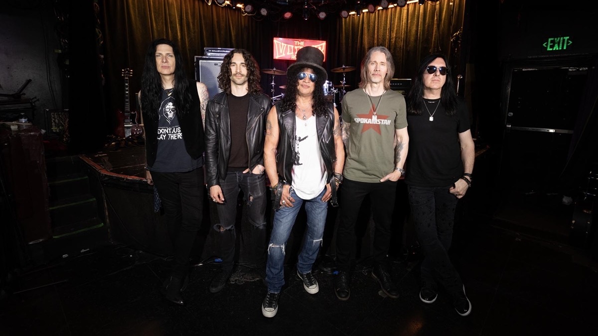 Slash con galera y anteojos espejados junto a Myles Kennedy y The Conspirators, los cinco parados sobre el escenario de The Viper Room en Los Ángeles