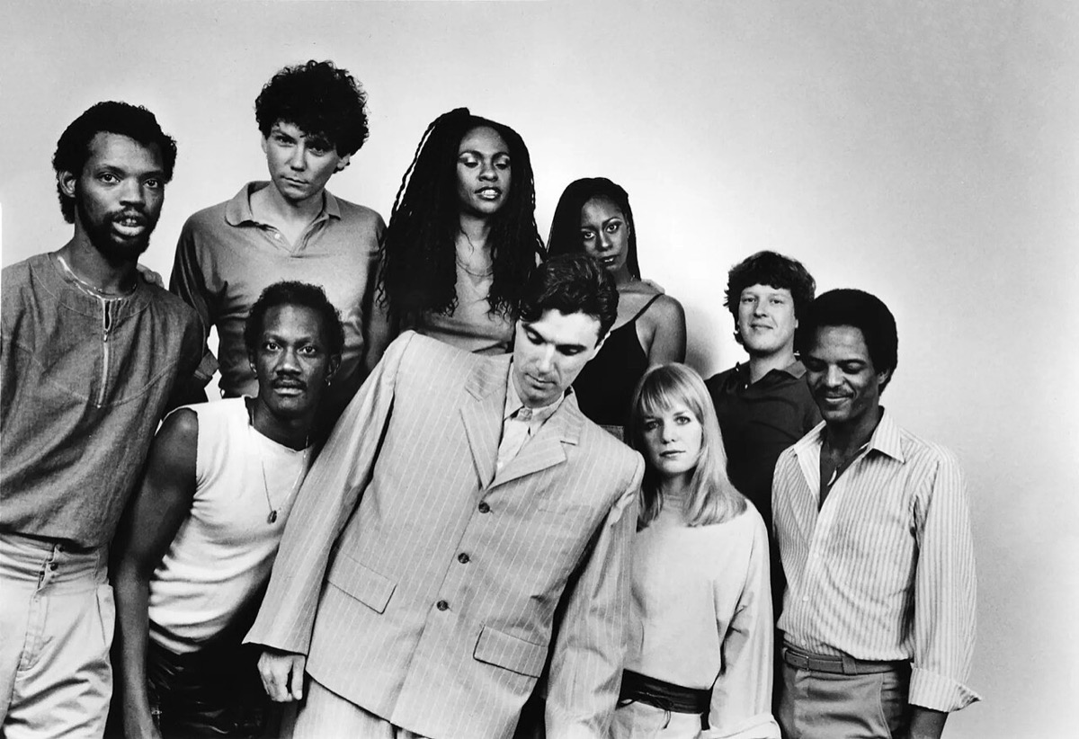Foto de prensa de 1984 de Talking Heads con los músicos de la gira de «Stop Making Sense», en blanco y negro (foto de archivo: Sire Records, dominio público)