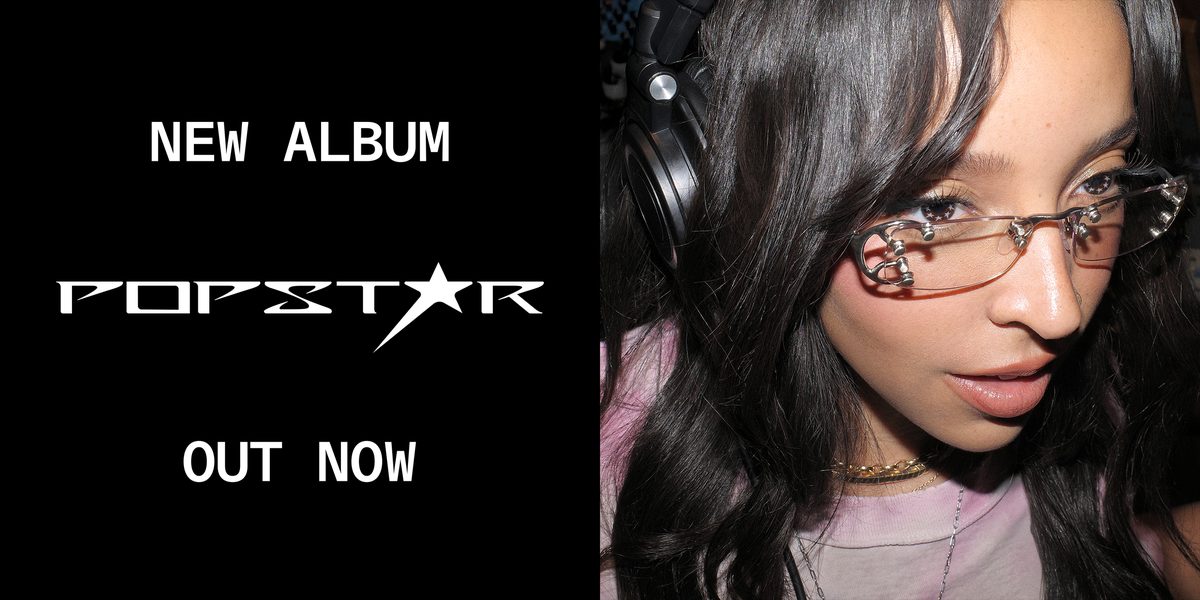 Imagen oficial de «Popstar» de Tinashe: a la izquierda, sobre fondo negro, las leyendas NEW ALBUM, el logo de Popstar con una estrella y OUT NOW; a la derecha, la cantante en primer plano con anteojos plateados y auriculares