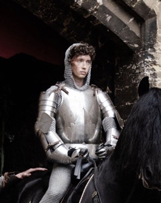 Troye Sivan vestido con armadura y cota de malla, montado a caballo, en una imagen del video de Party