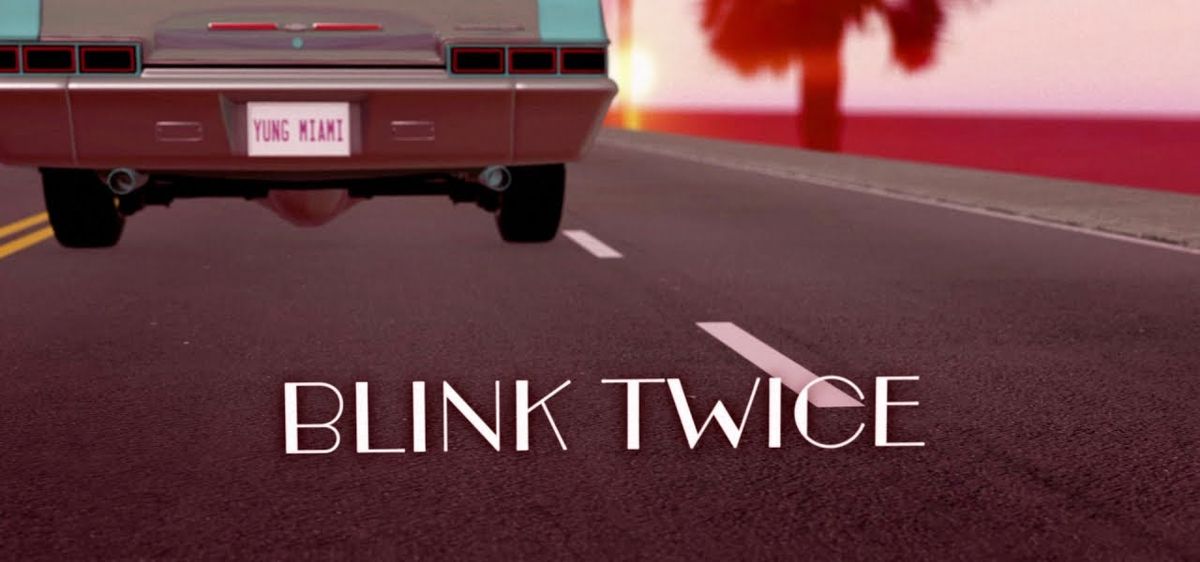 Arte del lyric video de «Blink Twice»: la parte trasera de un auto clásico celeste con la patente «YUNG MIAMI» sobre una ruta, con el título de la canción en letras blancas