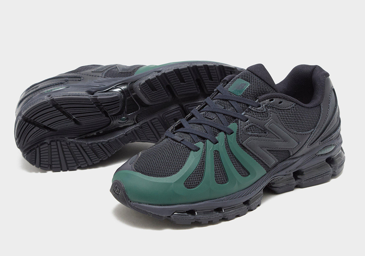 Par de New Balance 1890P Black/Green, uno de costado con la jaula verde oscuro en la puntera y otro dado vuelta mostrando la suela negra con tracción segmentada