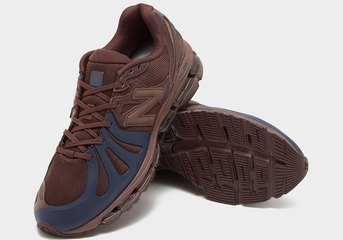 New Balance 1890P Brown/Navy visto desde arriba junto a la suela marrón del otro pie, con su dibujo de tracción segmentado, el upper de mesh marrón y la jaula azul marino en la puntera