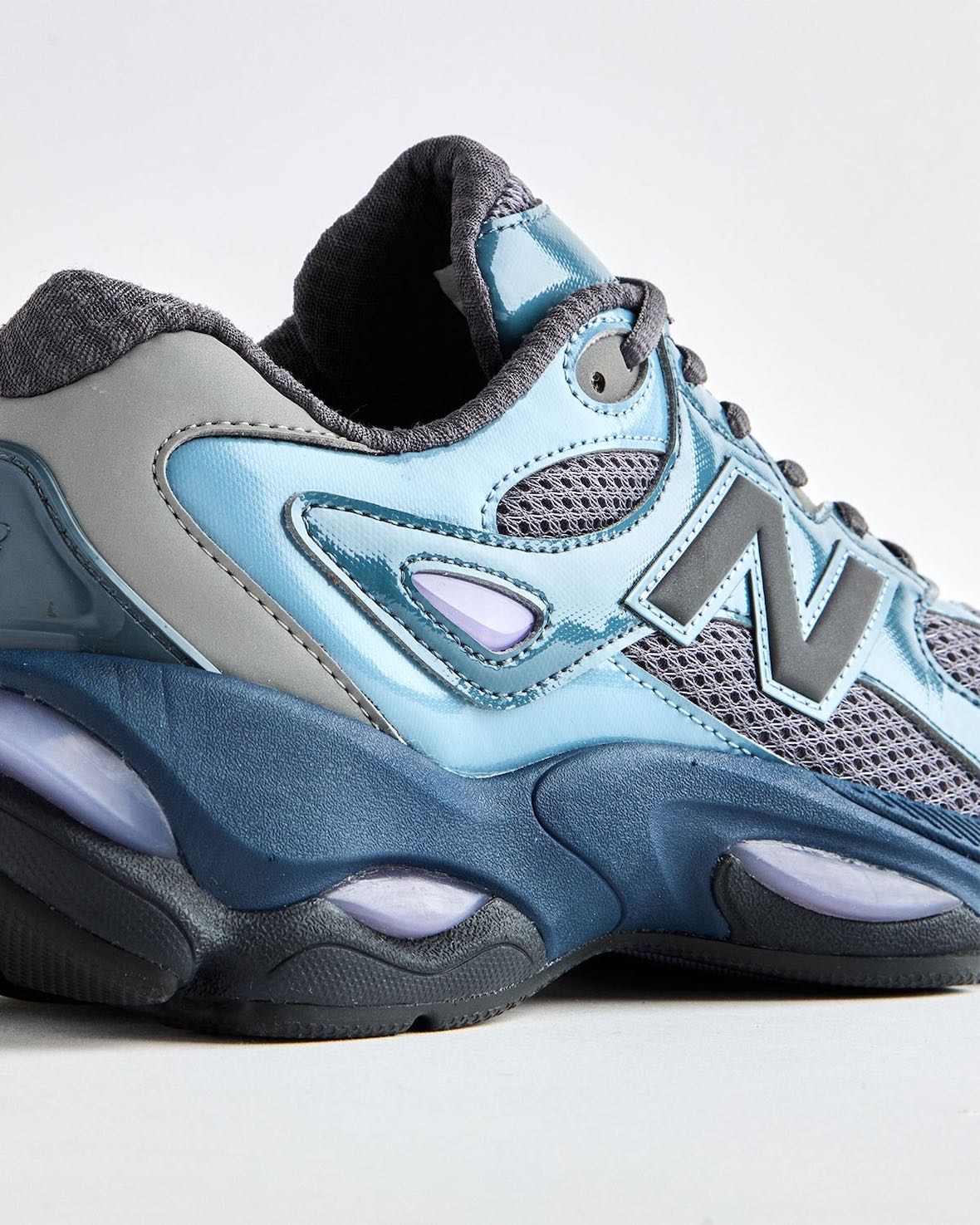 Detalle del talón y la mediasuela del New Balance 983 Shadow Blue con los pods ABZORB SBS violetas y el logo N oscuro