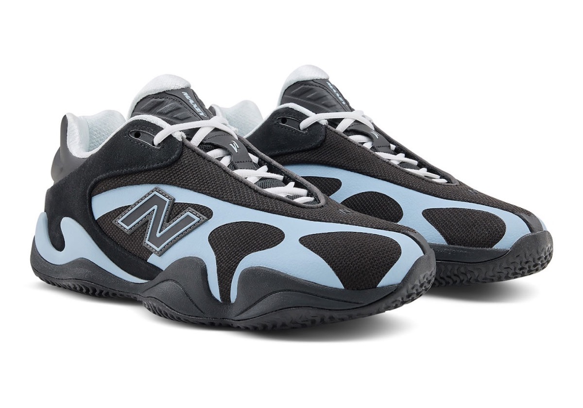 Par de New Balance Maxey V1 negras con paneles ondulados celestes, cordones blancos y N lateral en negro y celeste