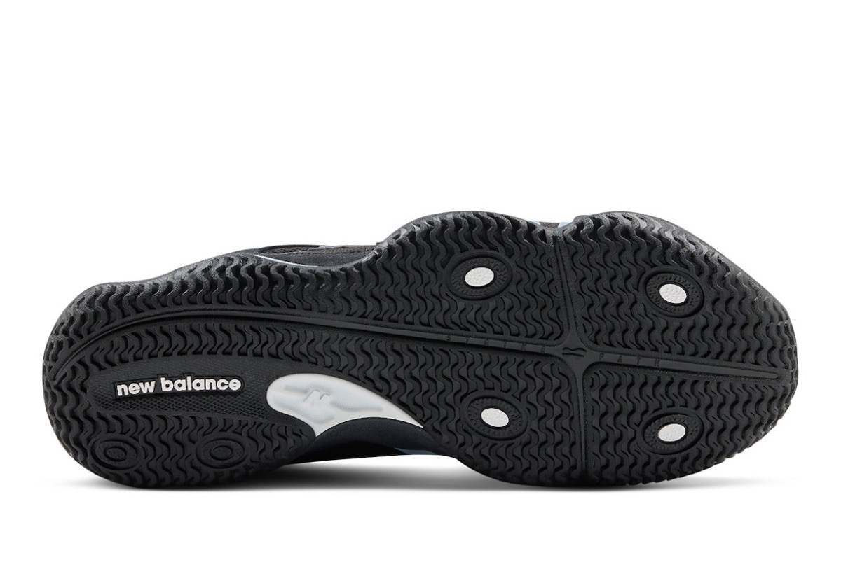 Suela de goma negra de las New Balance Maxey V1 con dibujo de tracción multidireccional y logo new balance