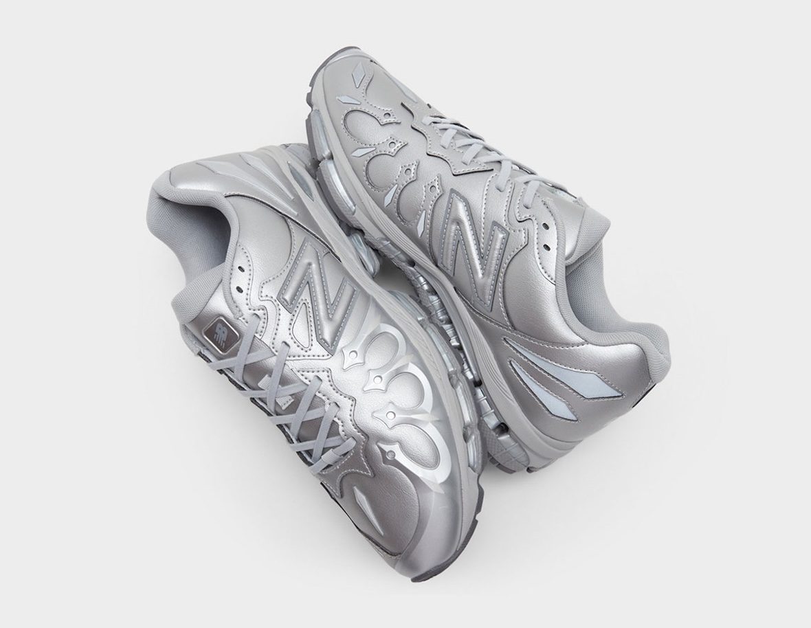 Par de New Balance 1890 Liquid Metal plateadas, una encima de la otra, con la N metalizada y los refuerzos curvos de la capellada