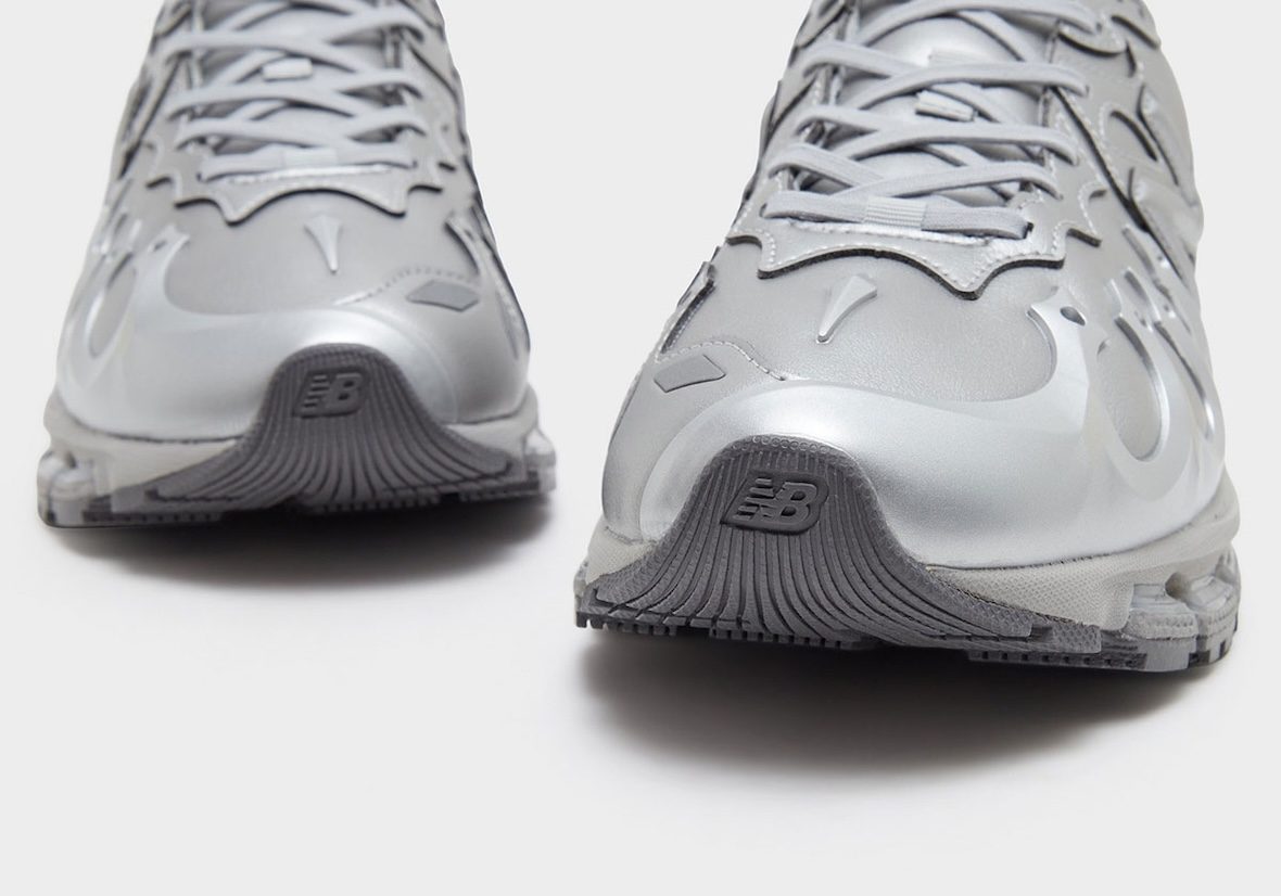 Punteras de las New Balance 1890 Liquid Metal vistas de frente, con los refuerzos plateados en relieve y la suela gris