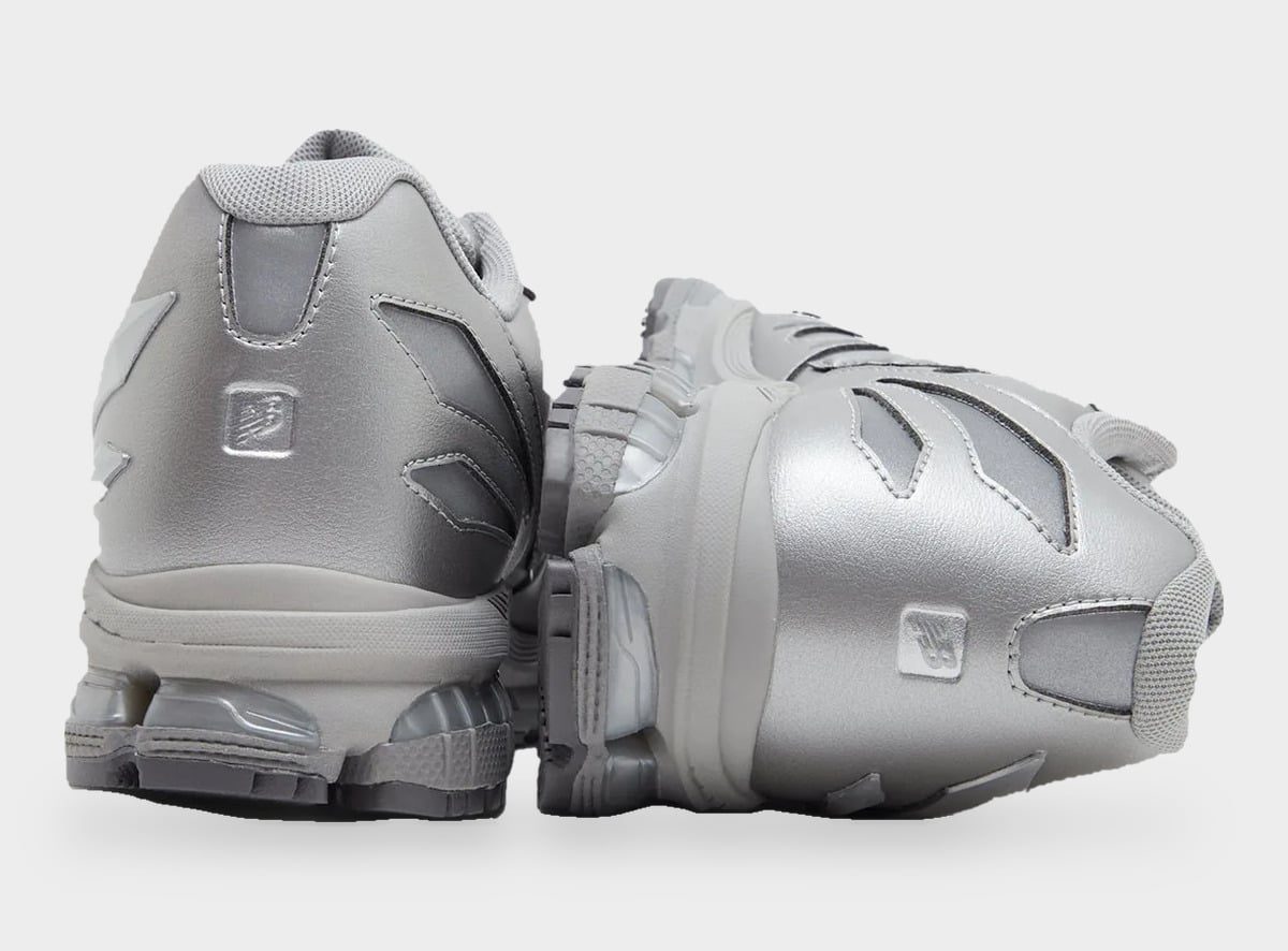 Talones de las New Balance 1890 Liquid Metal en plateado, con los refuerzos angulares y el logo de New Balance