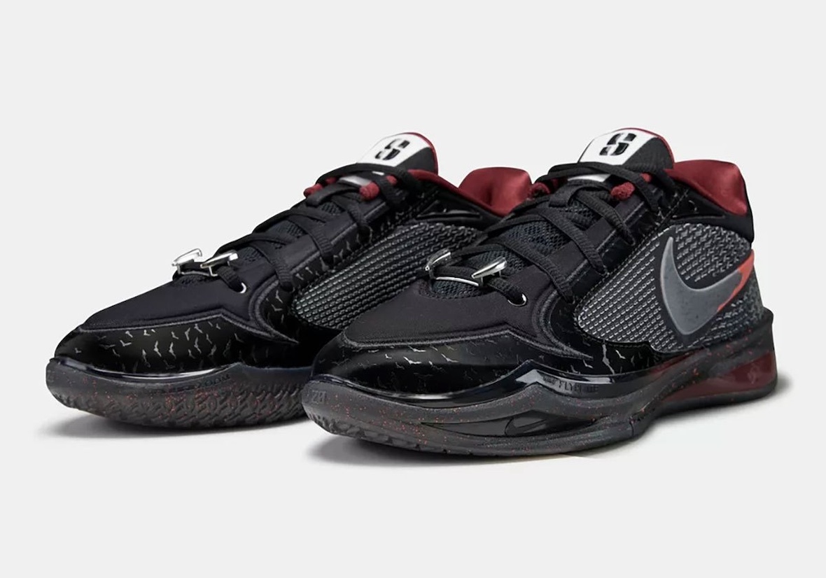 Par de Nike Sabrina 4 Halloween negro con detalles rojo oscuro, Swoosh gris y piezas plateadas en los cordones