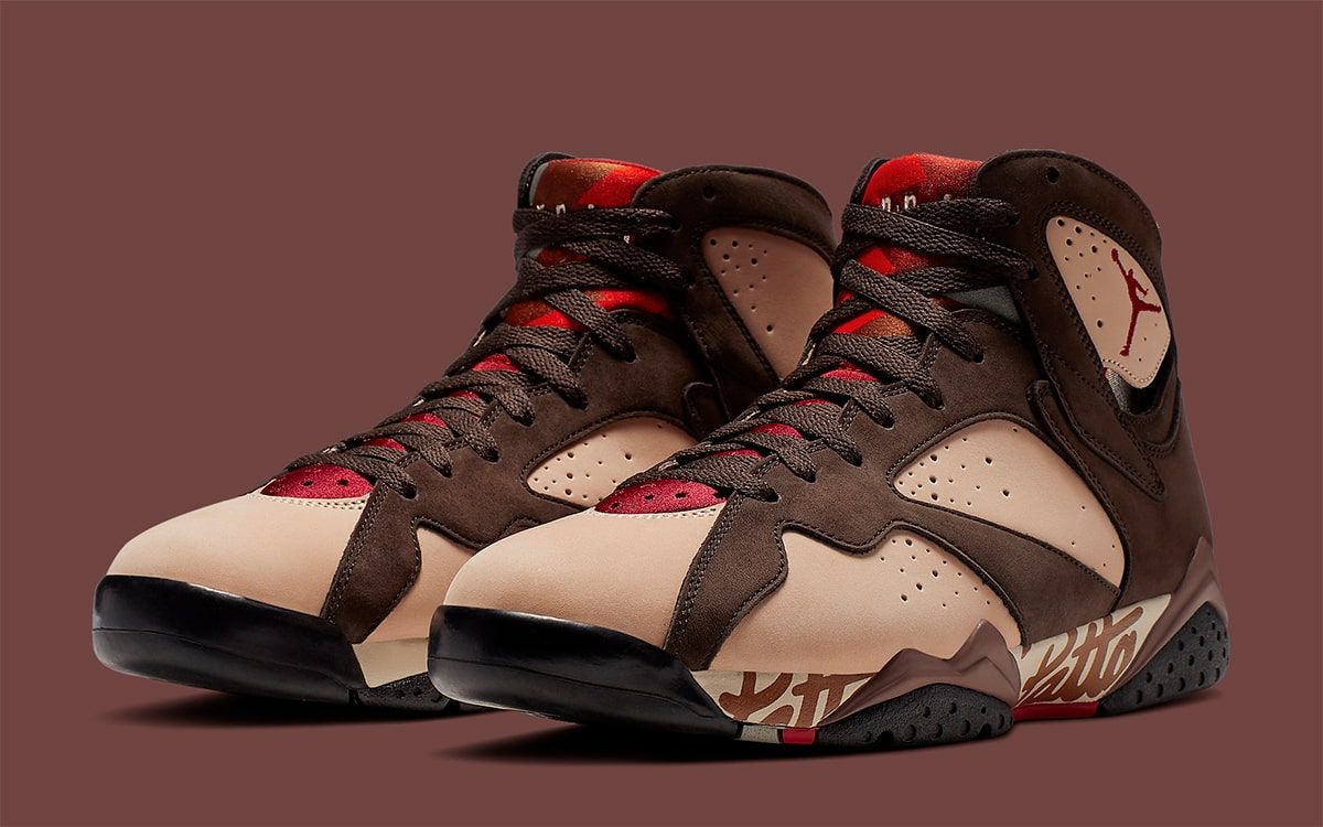 Foto de archivo: par de Patta x Air Jordan 7 Shimmer de 2019 sobre fondo marrón, con capellada rosada, overlays de nubuck marrón oscuro, detalles rojos y el logo de Patta en la entresuela