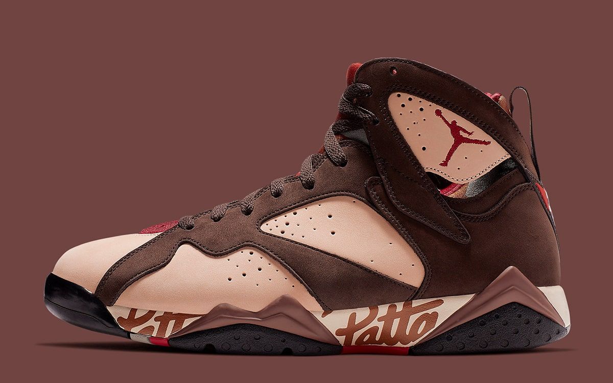 Foto de archivo: Patta x Air Jordan 7 Shimmer de 2019 de perfil, con capellada rosada perforada, overlays marrón oscuro, Jumpman rojo en la lengüeta y el logo de Patta en letra cursiva sobre la entresuela