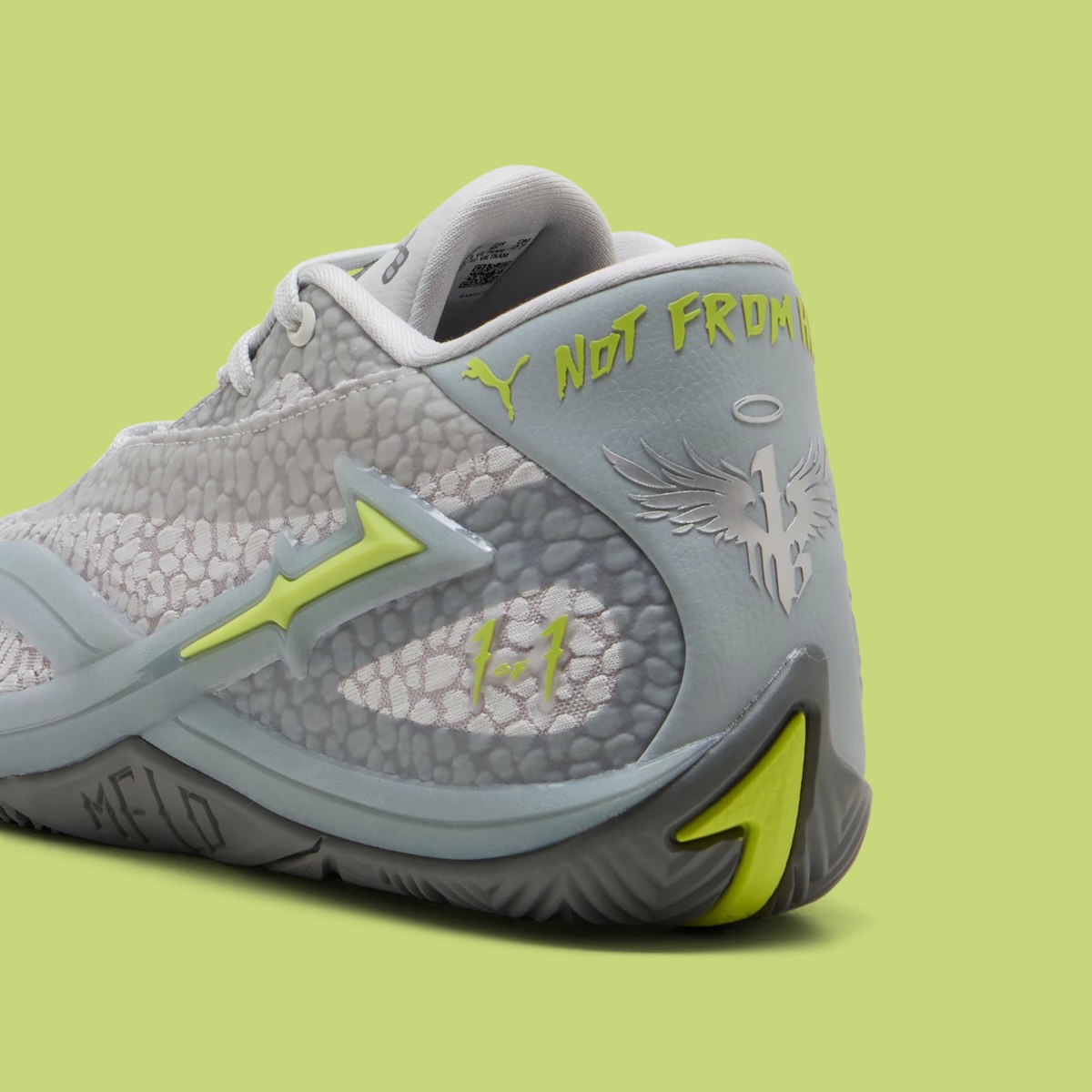 Detalle del talón del PUMA MB.06 Hills con la frase en verde lima, el logo de alas de LaMelo y el acento verde en la suela