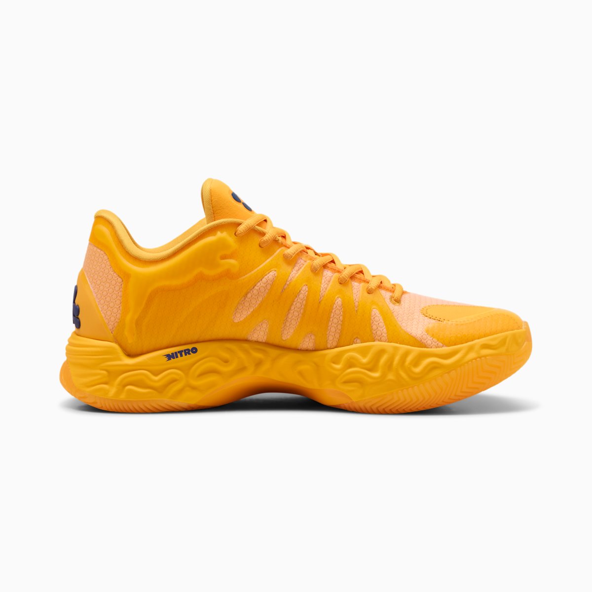 Perfil opuesto de la PUMA Hali 1 Pace en amarillo, con el logo NITRO en azul sobre la mediasuela texturada