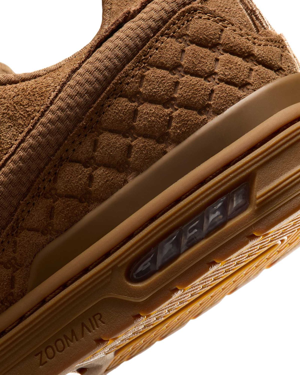 Detalle del talón del Nike SB P-Rod 1 Ale Brown con el panel de gamuza capitoné, la ventana de Zoom Air y la inscripción Zoom Air en la mediasuela marrón