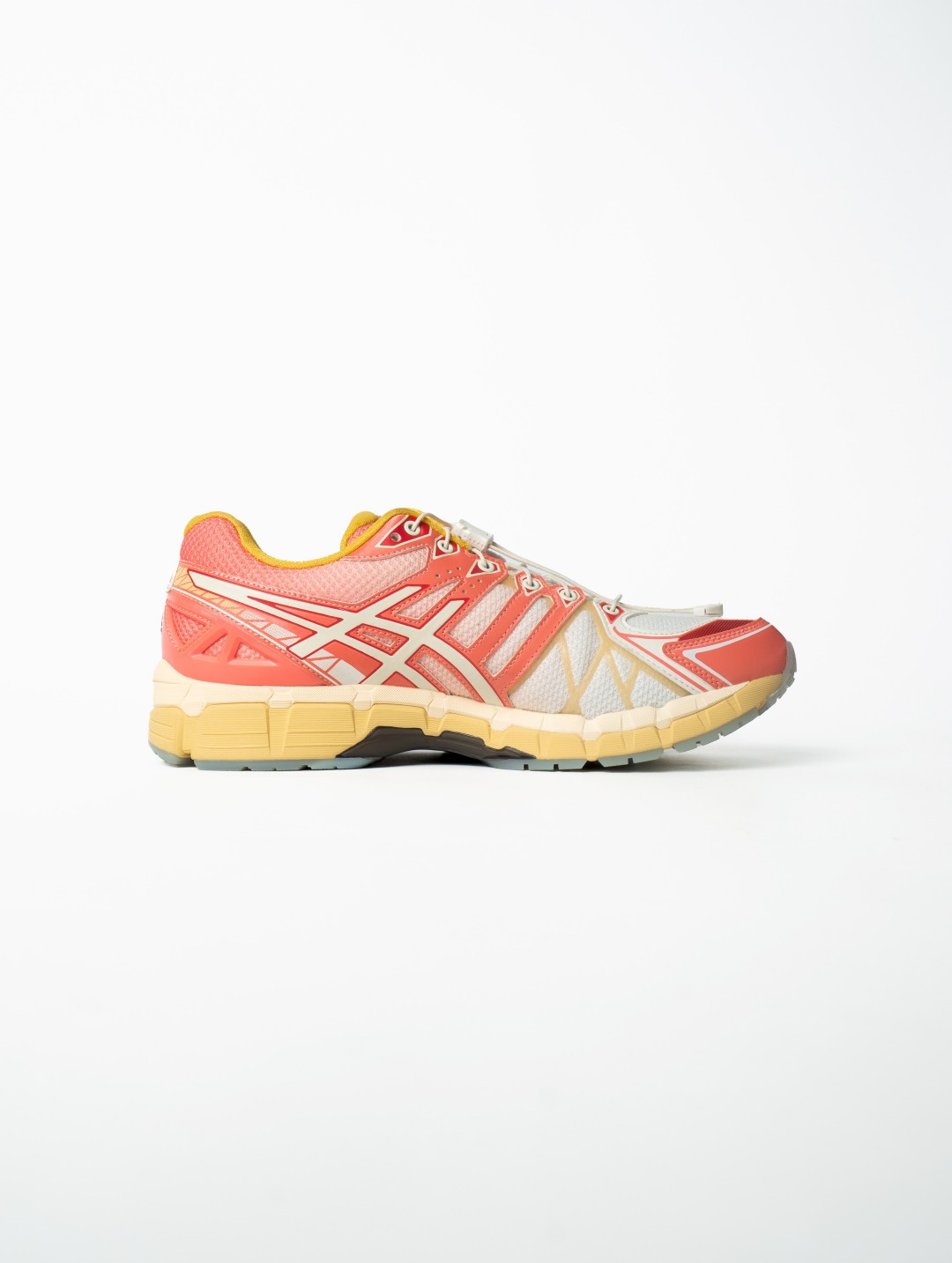 SneakerLAH x ASICS GEL-KAYANO 20 Ice Kacang de perfil sobre fondo blanco, con upper blanco y coral, logo de ASICS en tono crema, cuello amarillo, cordones con traba y mediasuela amarilla y crema