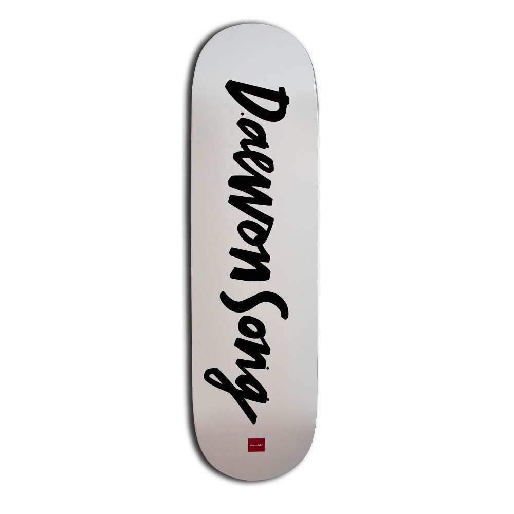 Tabla Chunk de Daewon Song para Chocolate: fondo blanco con su nombre escrito en grandes letras cursivas negras y un pequeño logo rojo de Chocolate