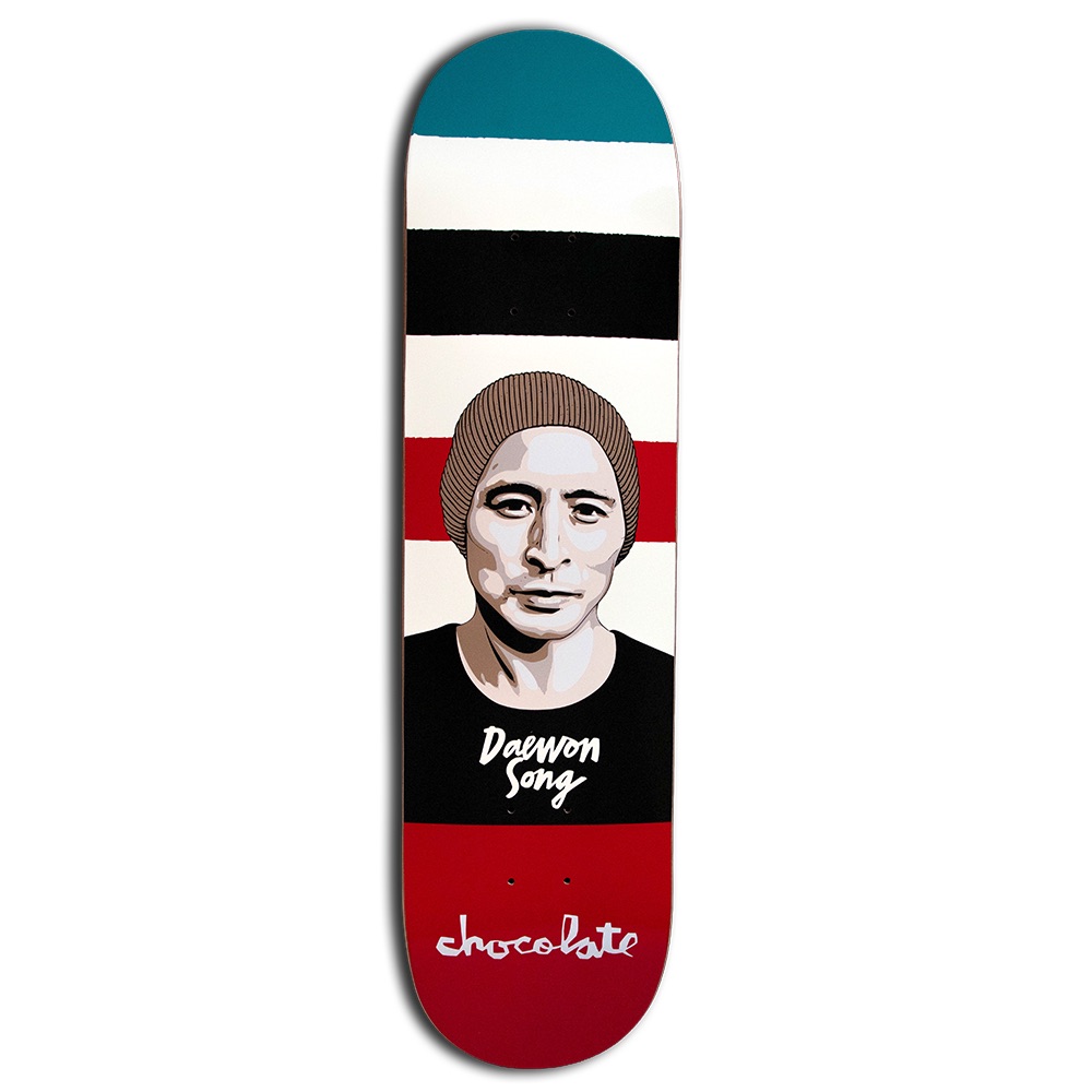 Tabla Portrait de Daewon Song para Chocolate: retrato ilustrado del skater con gorro de lana, su nombre debajo y el logo de Chocolate sobre franjas turquesa, blanca, negra y roja