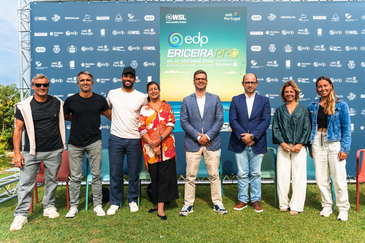 Presentación oficial del EDP Ericeira Pro 2026: organizadores, autoridades y surfistas posan frente al panel del evento, con las fechas del torneo