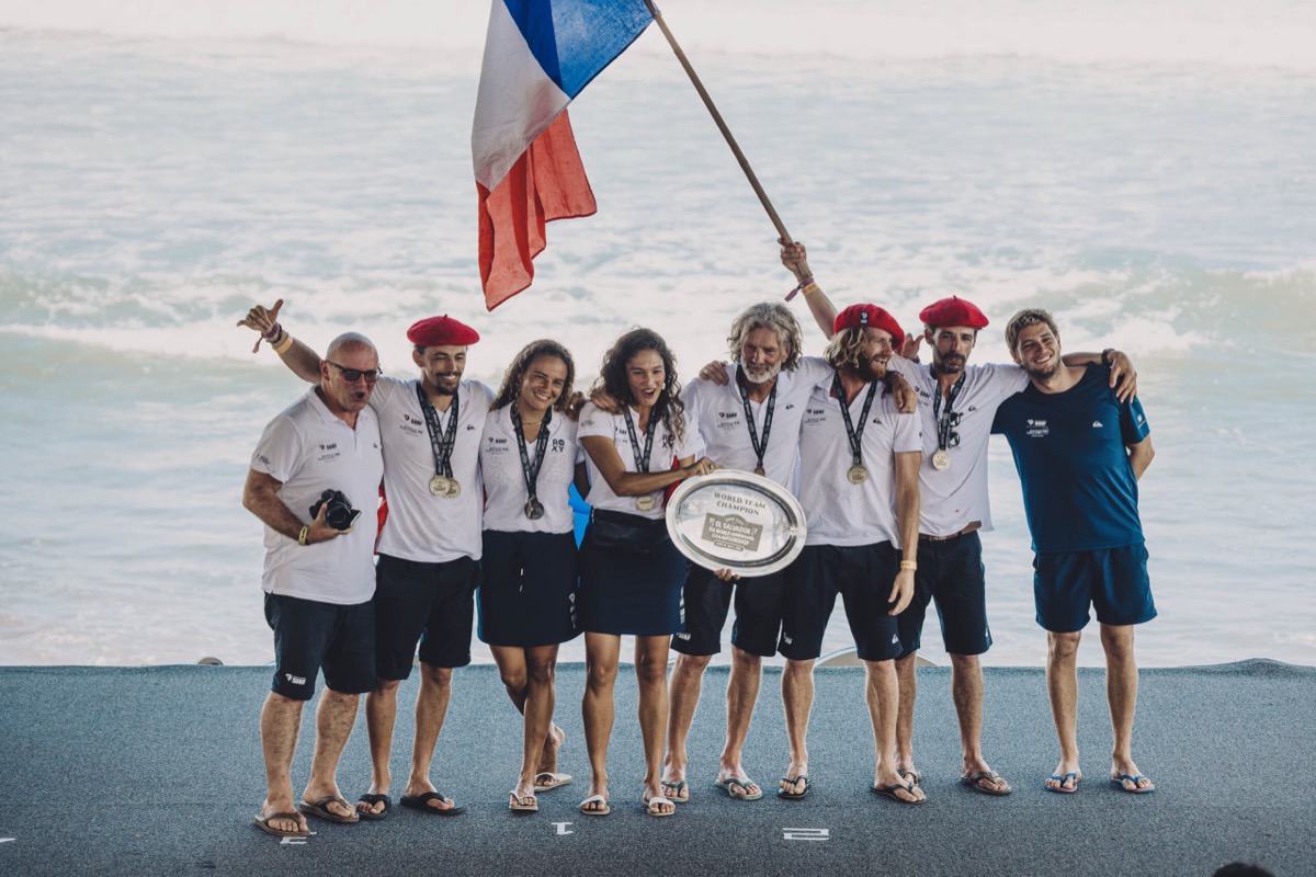 El equipo de Francia, con boinas rojas y medallas, posa con la bandera francesa y la bandeja de campeones en el podio de El Sunzal