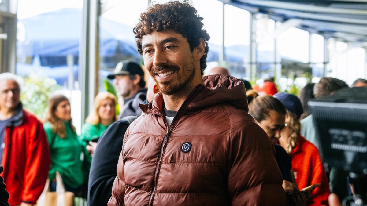 Yago Dora, con campera inflable marrón, sonríe en la zona de competidores de Supertubos