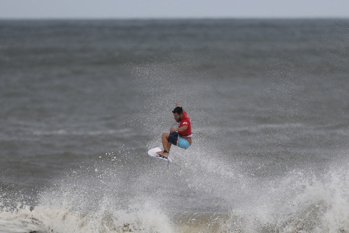 Foto de archivo: Ítalo Ferreira, con la lycra roja de Brasil, vuela sobre la espuma en un aéreo durante los Juegos Olímpicos de Tokio 2020