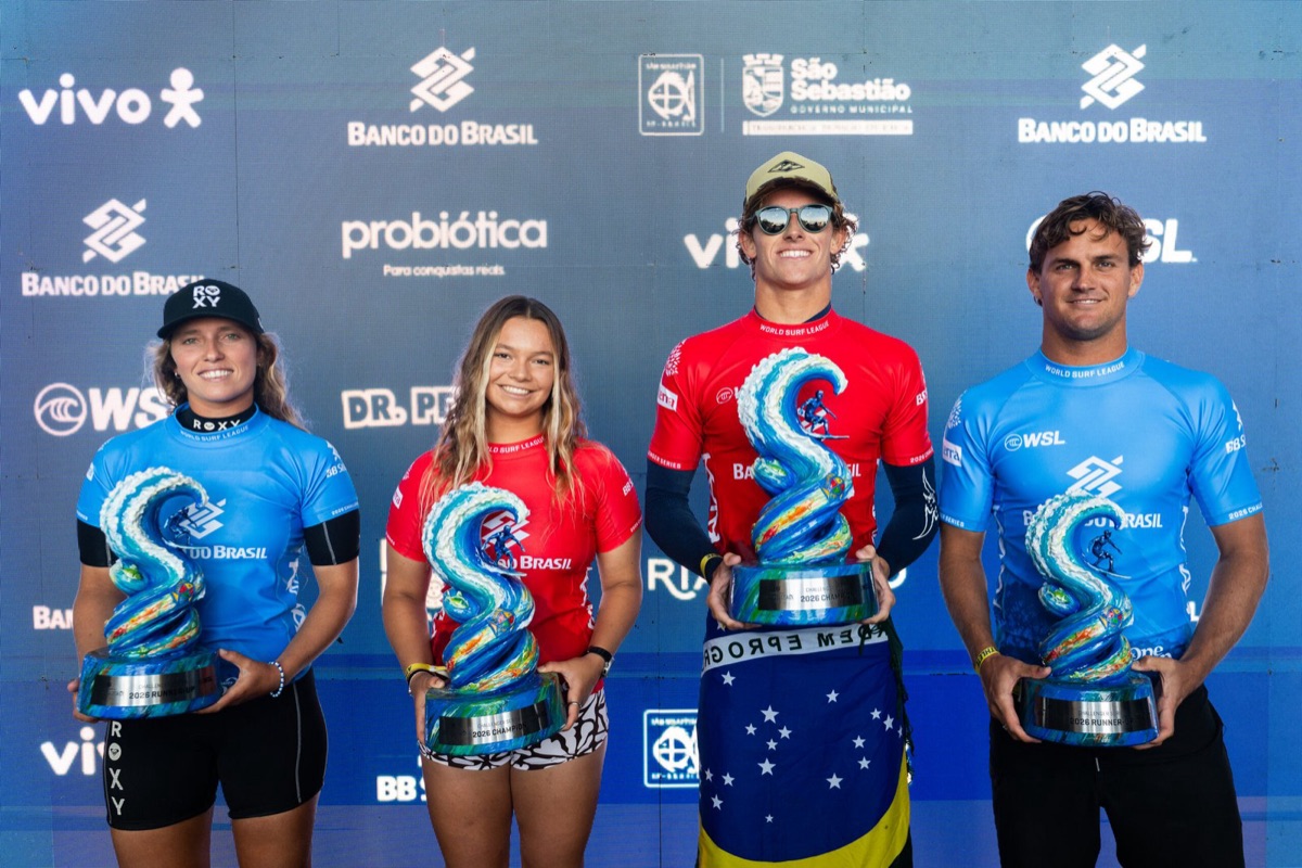 Los cuatro finalistas posan con sus trofeos en forma de ola: Francisca Veselko, Charli Hately, Ryan Kainalo y Alister Reginato