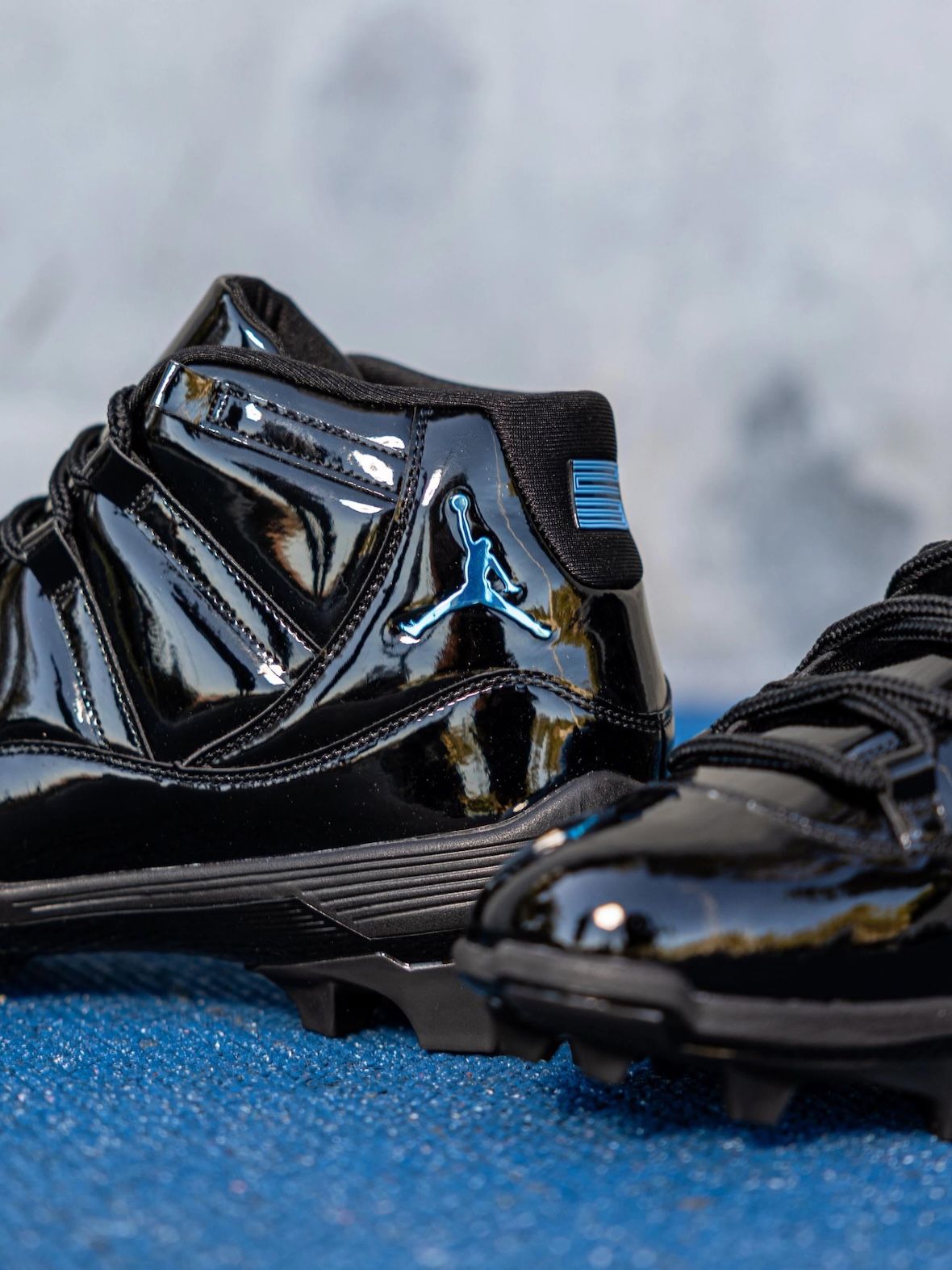Detalle del botín Air Jordan 11 Gammas de UCLA con el Jumpman azul sobre el charol negro