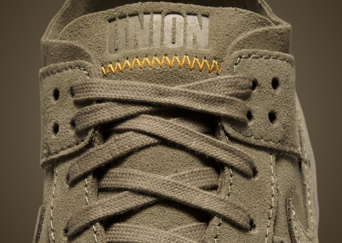 Detalle de la lengüeta de la Union x Nike Dunk Low Bamboo con el logo de Union y la costura en zigzag amarilla