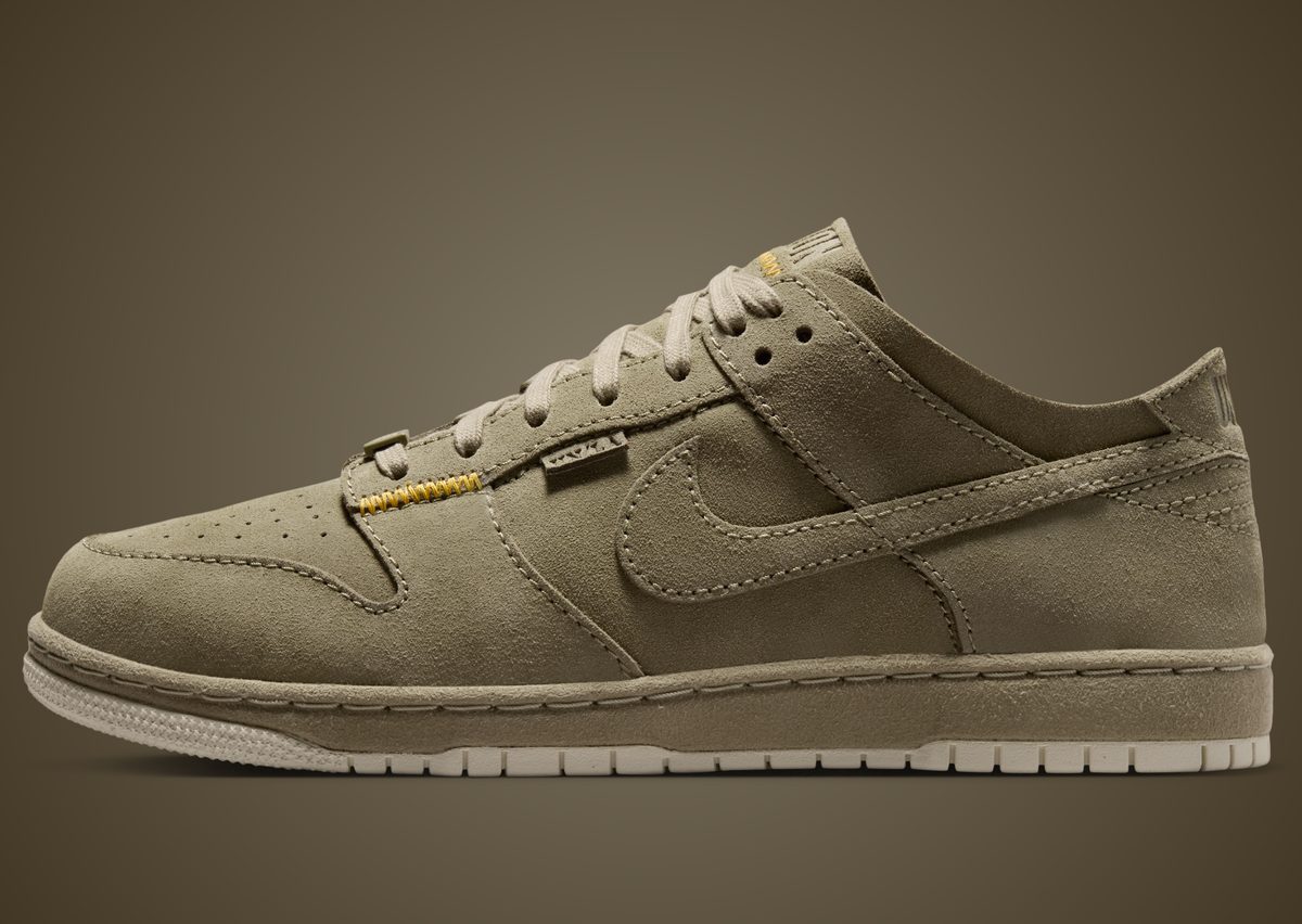 Union x Nike Dunk Low Bamboo de perfil, toda en gamuza color bambú con el Swoosh del mismo tono y suela crema