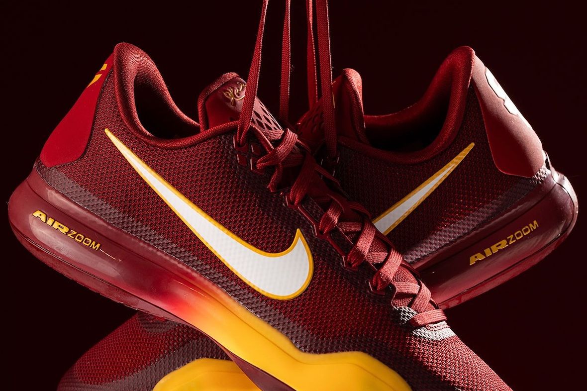 Nike Kobe 10 Protro bordó de USC con Swoosh blanco y media suela que pasa del amarillo al bordó, colgada de los cordones
