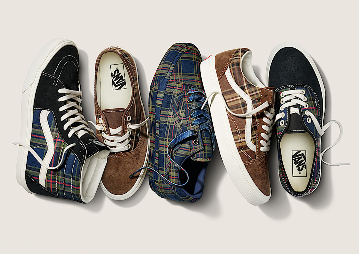 Cinco zapatillas de la colección Vans Plaid alineadas sobre fondo crema: un Sk8-Hi de gamuza negra con cuadros azules, un Authentic de gamuza marrón con cuadros marrones, un Premium Old Skool cubierto de cuadros azules con cordones azules, un Old Skool marrón con Sidestripe crema y un Authentic de punta negra con cuadros azules