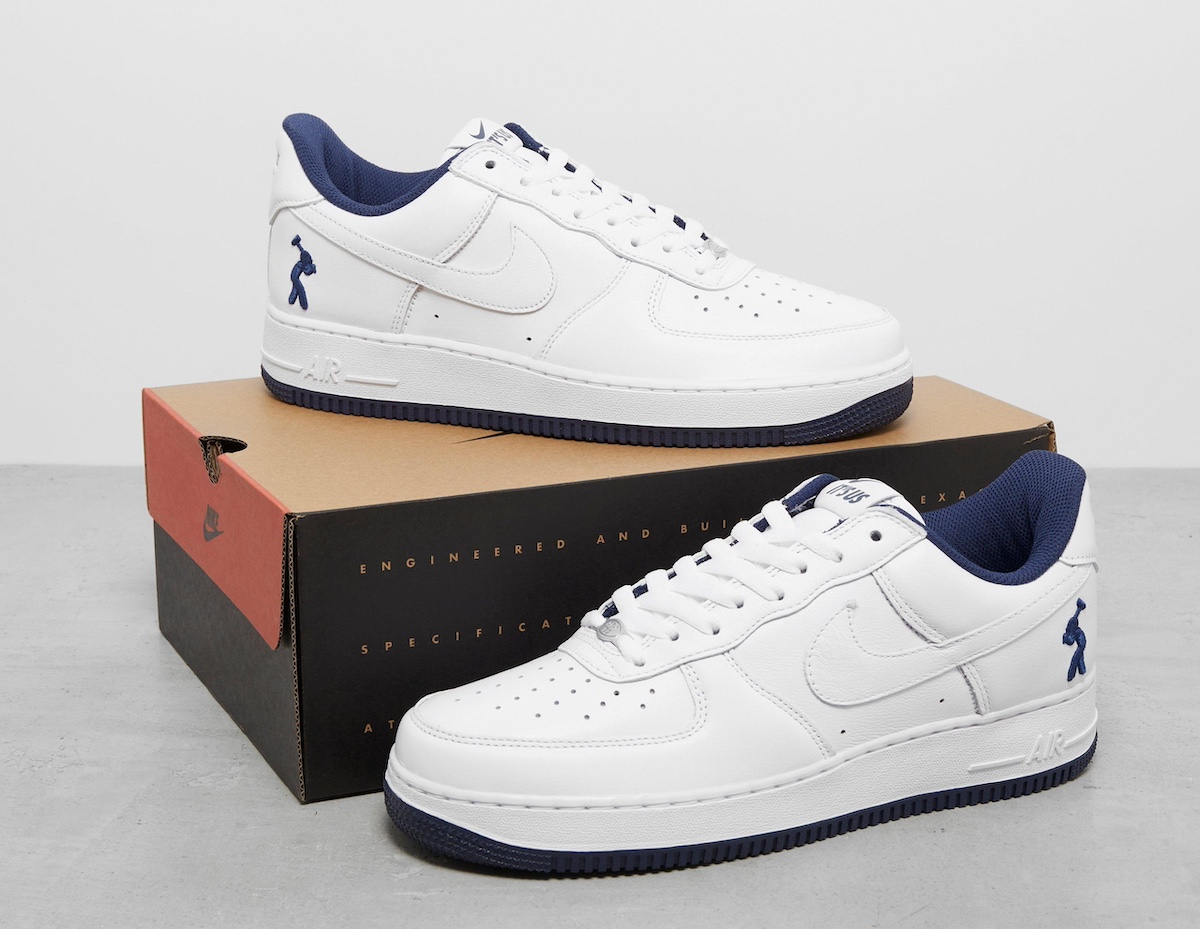Foto de archivo: dos Concrete Boys x Nike Air Force 1 Low blancos sobre su caja de estilo retro